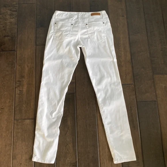 ❤️3/$30 WAM What About Me White Pants - Picture 3 of 8